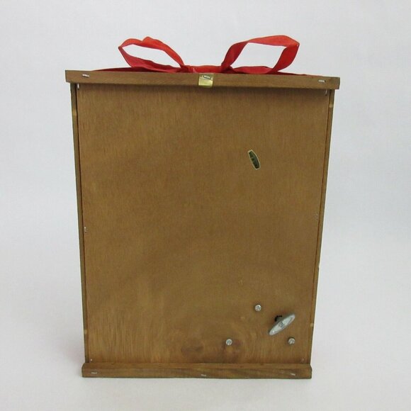 Santa’s Toy Shop Christmas Diorama Shadow Music Box Plays "It's a Small World" - Picture 10 of 12